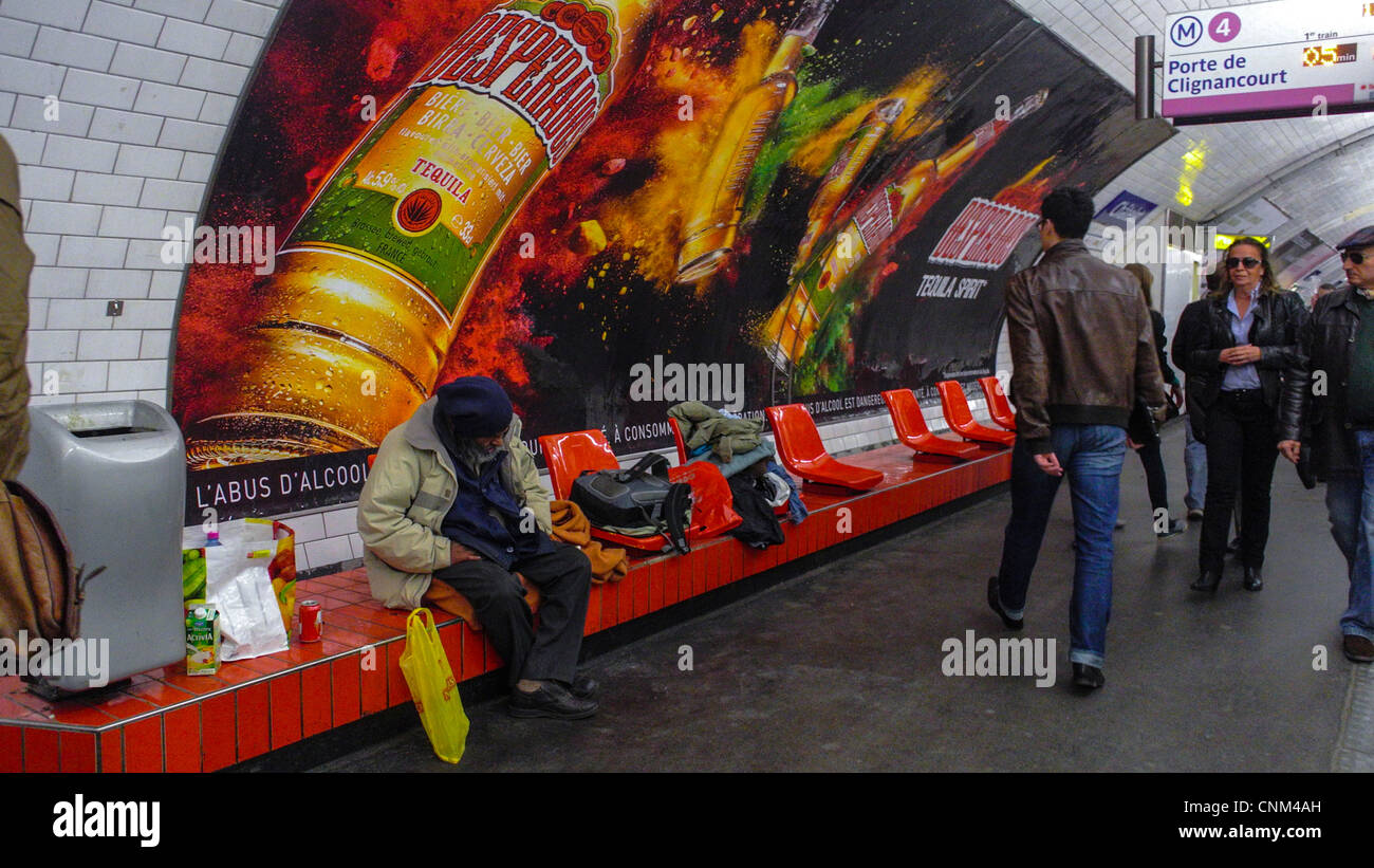 Paris, Frankreich, Metro Station, Chatelet, Französischer Alkohol, Bier-Werbeplakat, mit alkoholischem Obdachlosen, der auf der Plattform lebt, Subway-Werbung, Plakat, das U-Bahn-Werbung zeigt Stockfoto