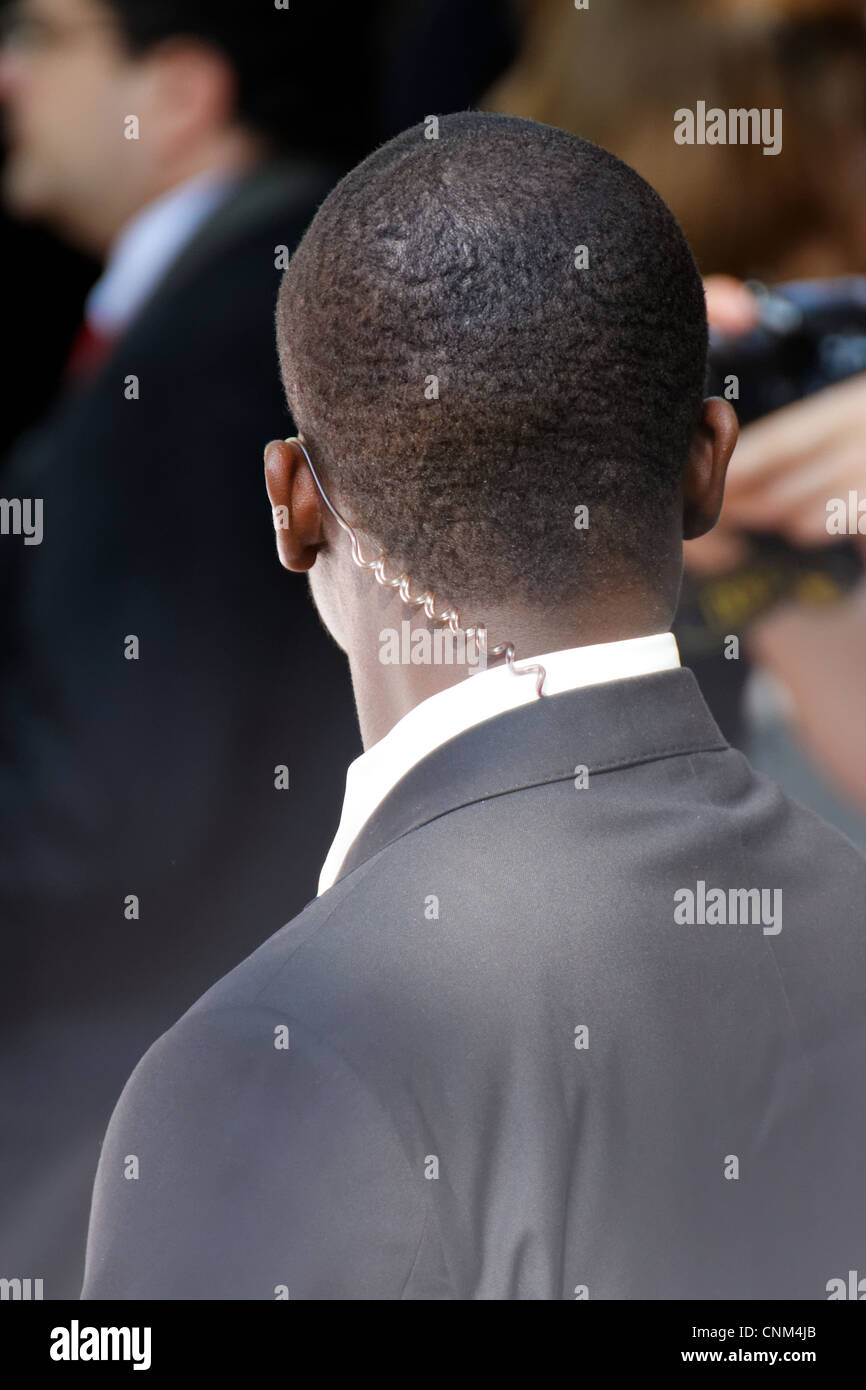 Secret Service-Agent von hinten zu sehen, wie er das Publikum zum Schutz eines ausländischen Staatsoberhaupts bei einer öffentlichen Veranstaltung an der Harvard University. Stockfoto
