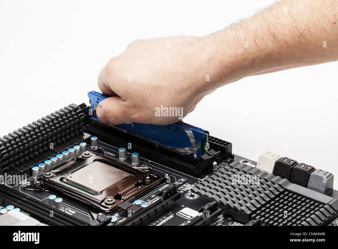 Modulinstallation des Speichers auf einem Computer-Motherboard. Stockfoto