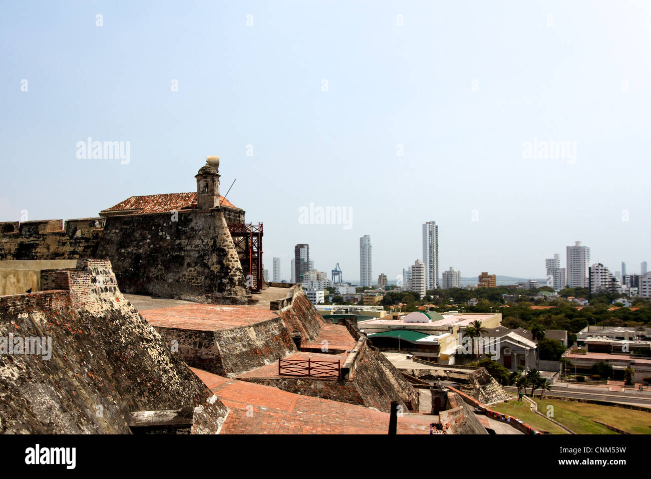 Der Blick von der alten spanischen Festung Castillo de San Felipe de Barajas in Richtung moderne Cartagena, Kolumbien. Stockfoto