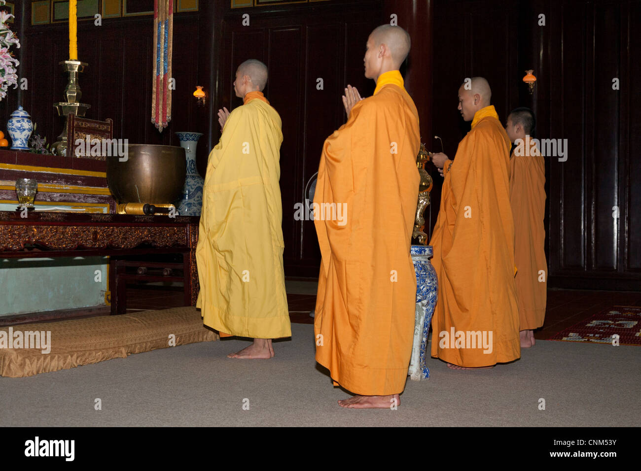 Buddhistische Mönche beten in den Tempel, Thien Mu Pagode, Hue, Vietnam Stockfoto