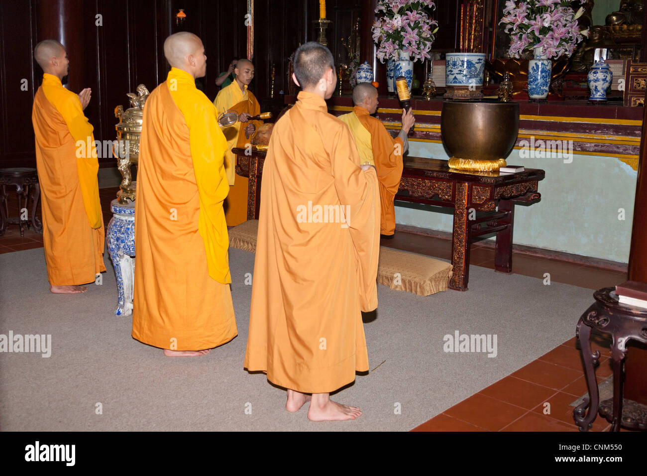 Buddhistische Mönche beten in den Tempel, Thien Mu Pagode, Hue, Vietnam Stockfoto