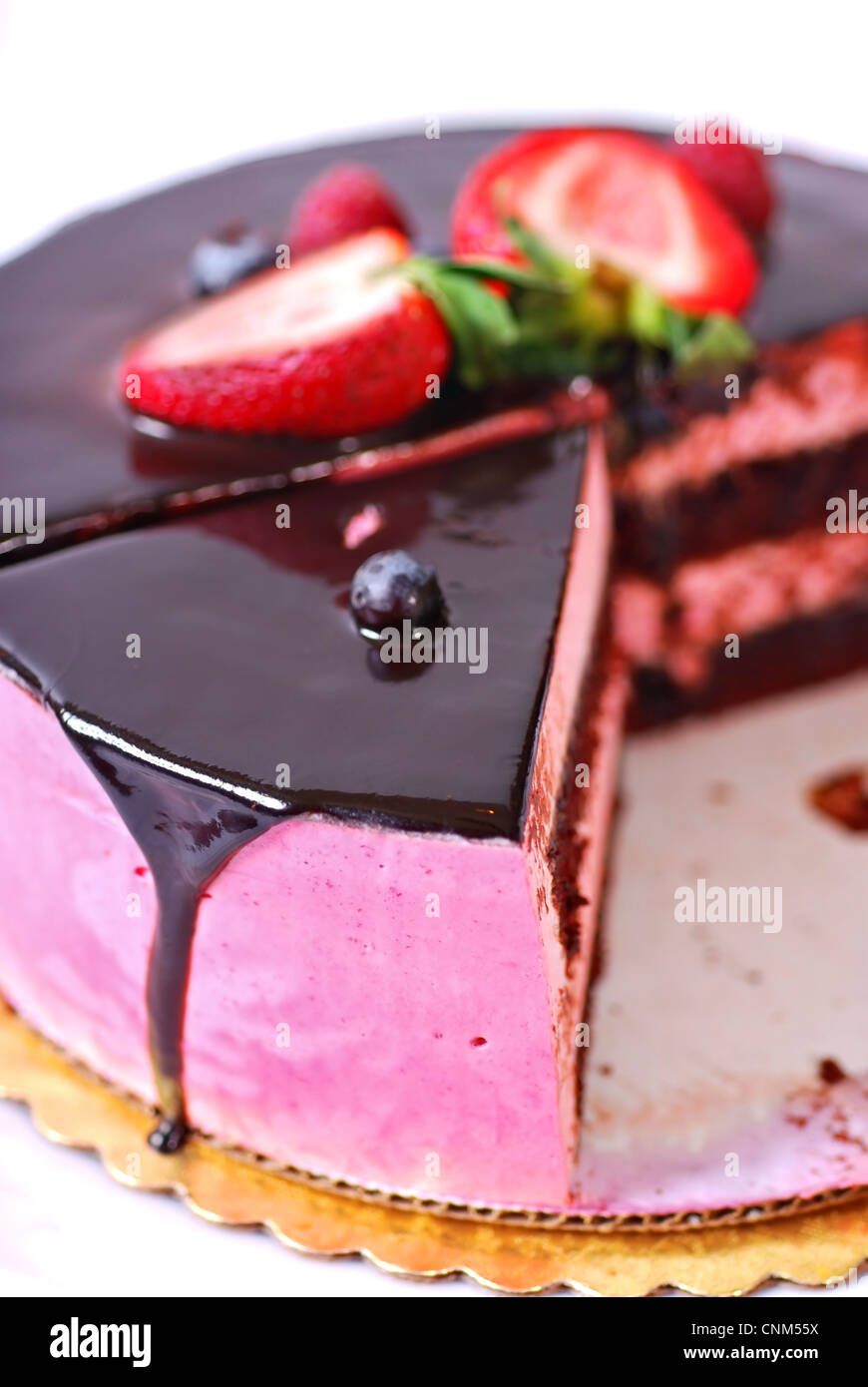 Frische Himbeeren Sahne Schokoladenkuchen auf Pappteller Stockfoto