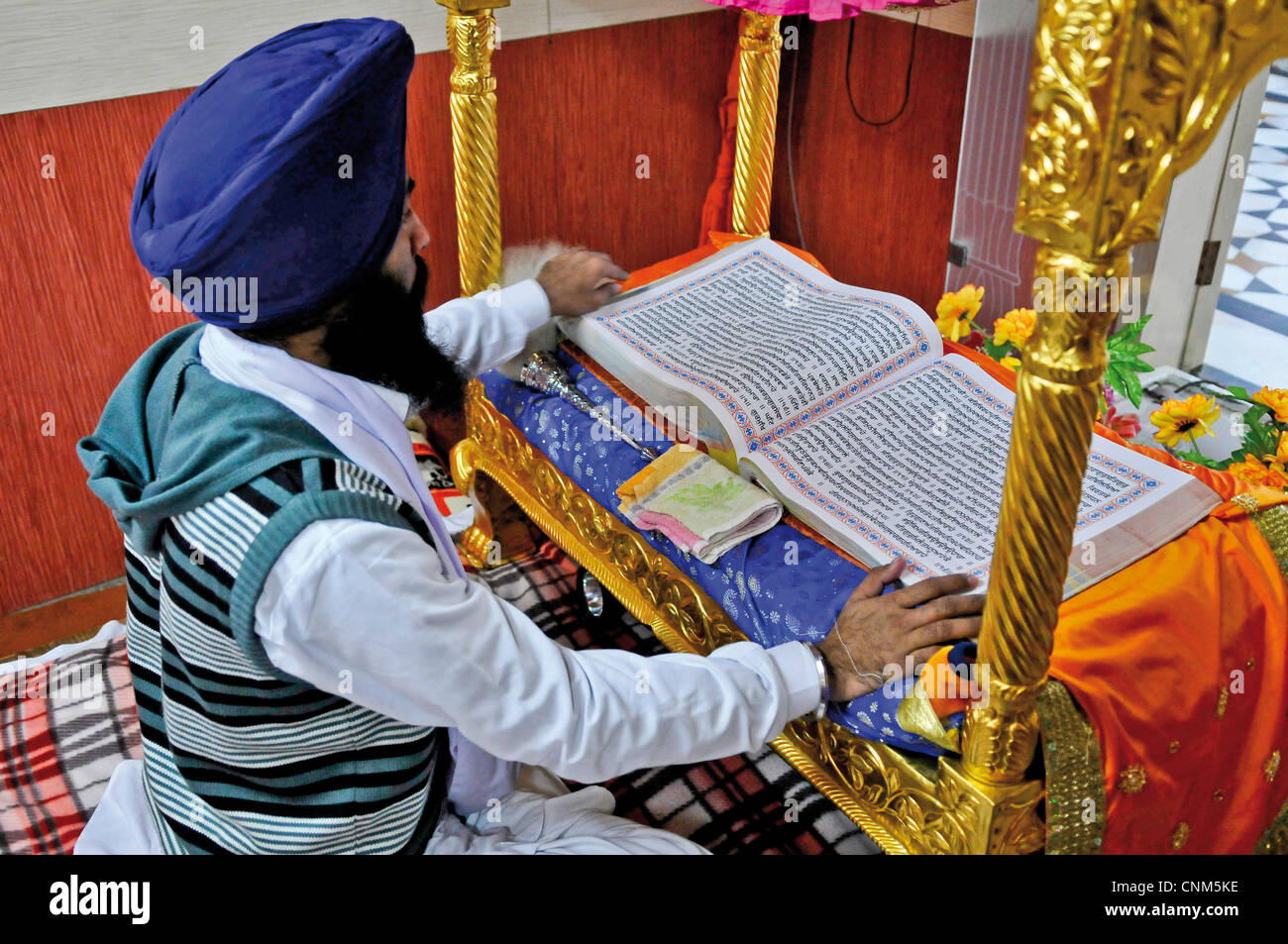 Asien Indien Punjab Amritsar Golden Temple oder Hari Mandir A Priester liest die heiligen Texten Stockfoto
