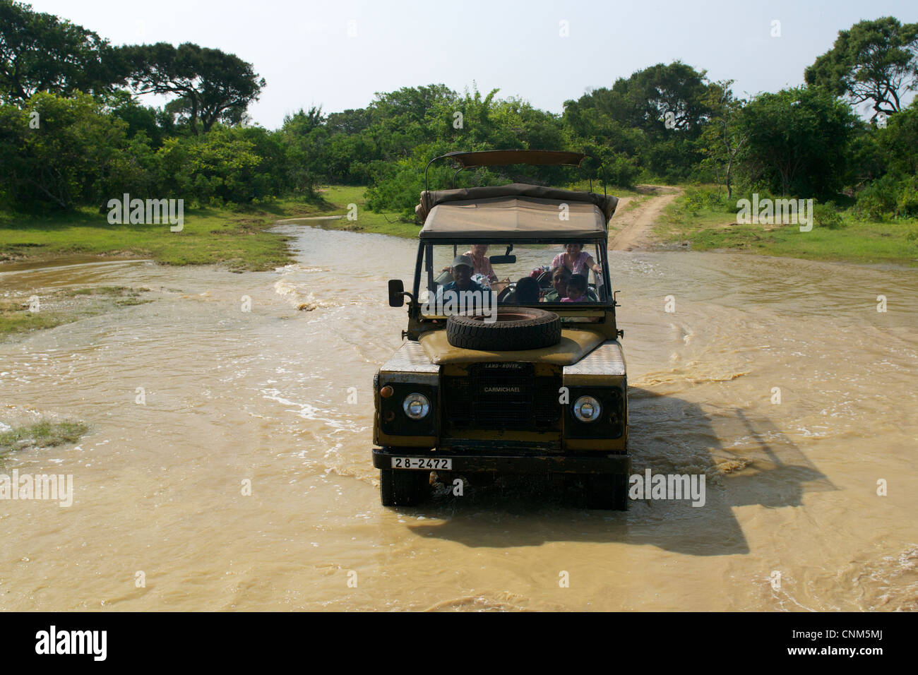 Eine Safari-Jeep überqueren einer schlammigen Gegend, Yala, Sri Lanka Stockfoto