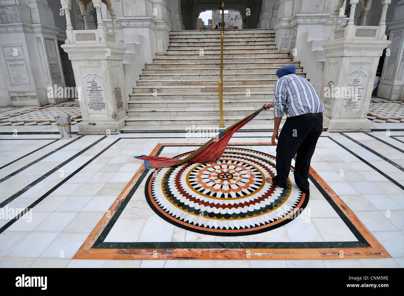 Asien Indien Punjab Amritsar Golden Temple oder Hari Mandir Freiwilligen reinigen den Marmorboden Stockfoto