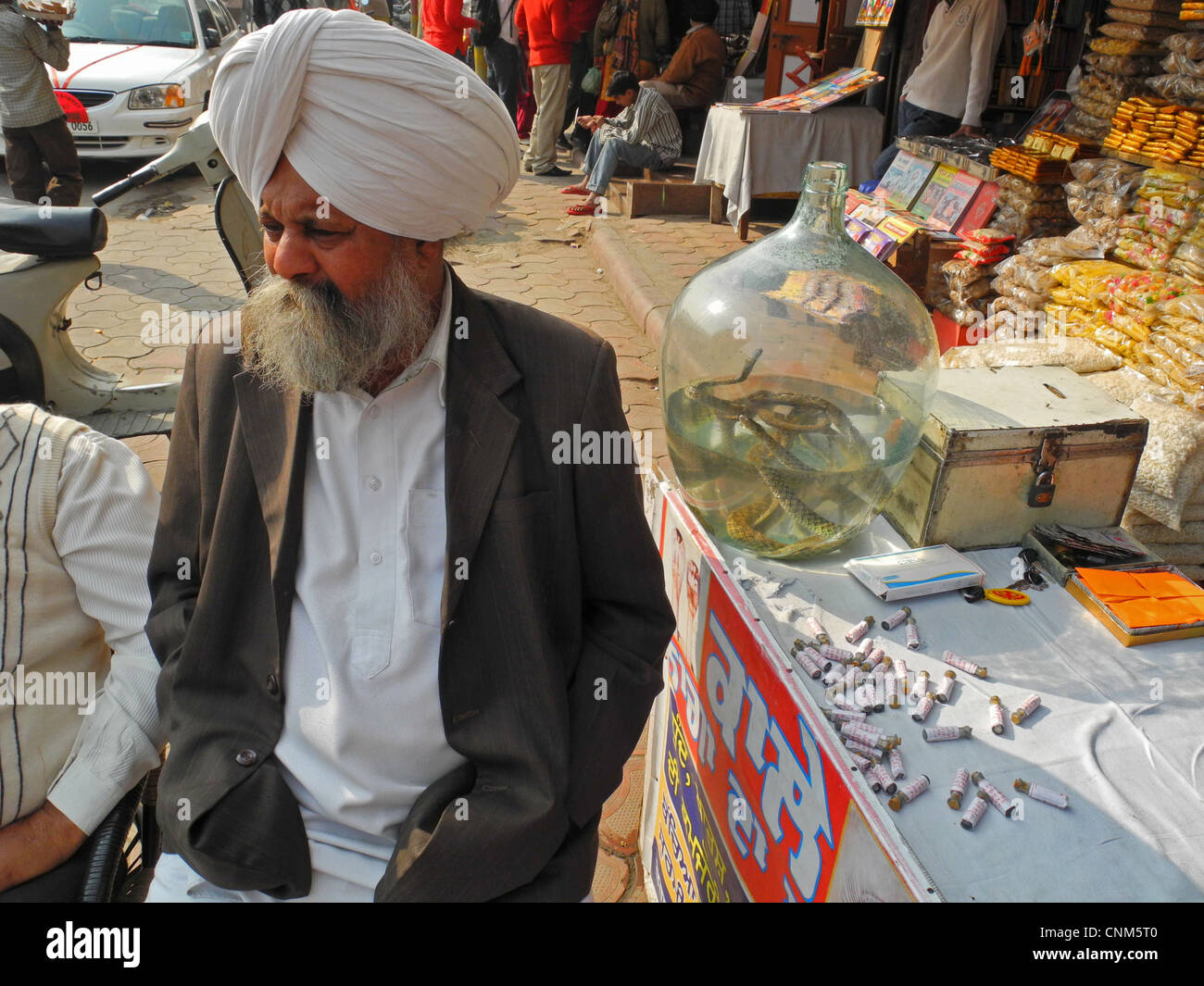 Asien Indien Punjab Amritsar A Verkäufer von Drogen produziert von Schlangen Stockfoto