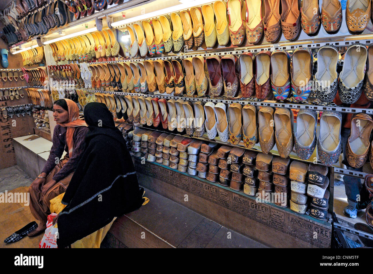 Asien Indien Punjab Amritsar einige Kunden in einem Schuhgeschäft Stockfoto