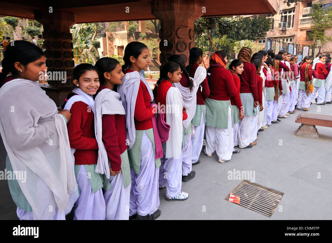 Asien Indien Punjab Amritsar Jallianwala Bagh Schulmädchen in Memorial Park Stockfoto