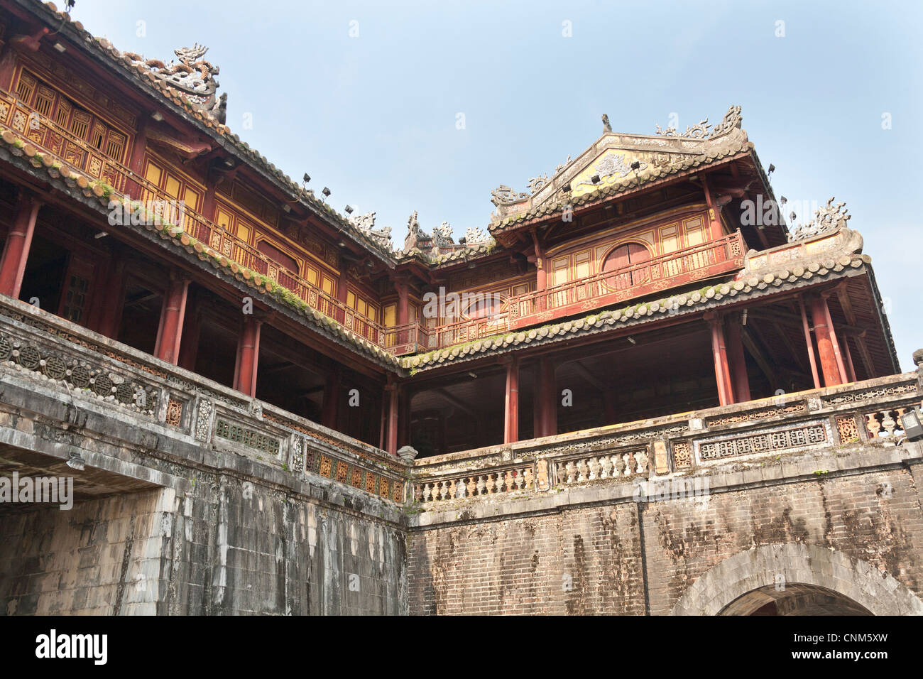 Ngu Phung Pavillon über dem Ngo Mon Tor am Eingang in die Kaiserstadt Hue, Vietnam Stockfoto