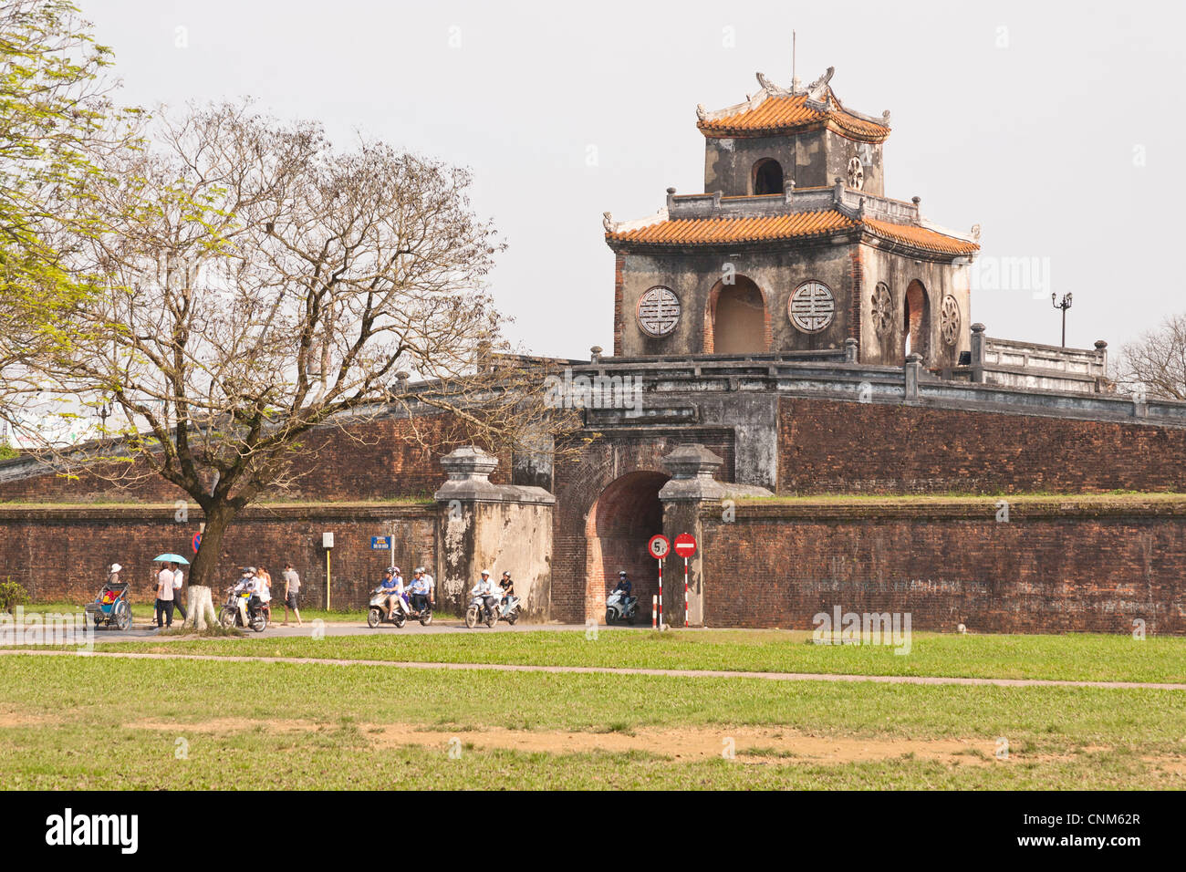 Ngan Tor am Eingang zur Zitadelle, Hue, Vietnam Stockfoto