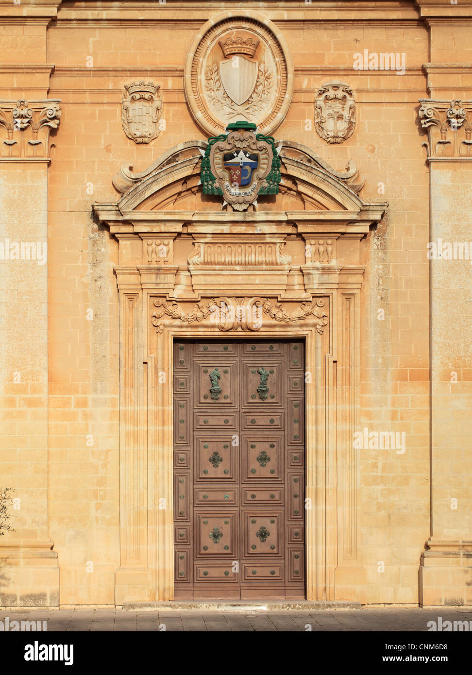 Die reich verzierten Tür und Tür Fall der St. Pauls Kathedrale Mdina, Malta, Europa Stockfoto