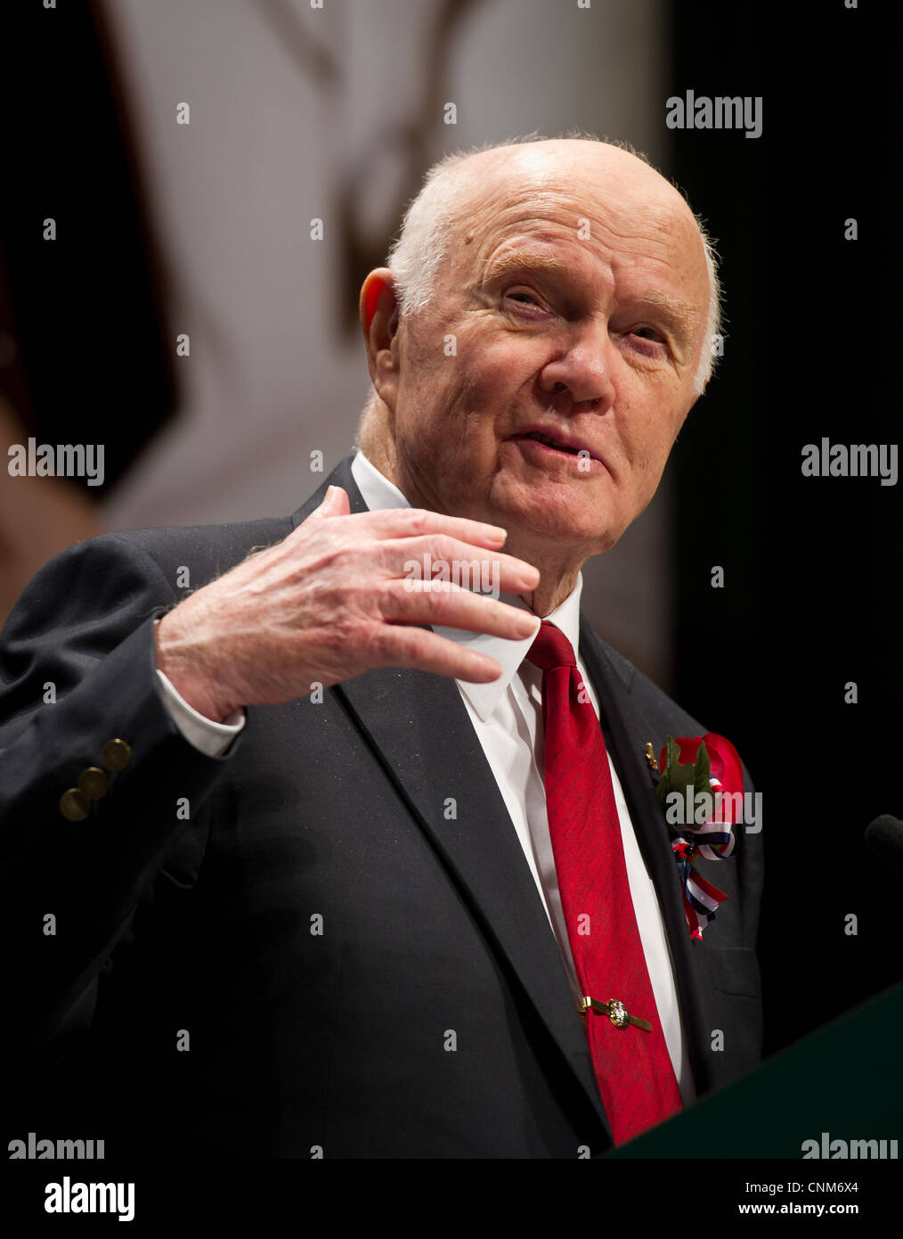 Ehemaliger Senator John Glenn spricht während einer Feier zu Ehren des 50. Jahrestages der historischen Flug John Glenn an Bord Friendship 7 20. Februar 2012 in Cleveland, Ohio. Glenn war der erste Amerikaner, die Erde zu umkreisen. Stockfoto