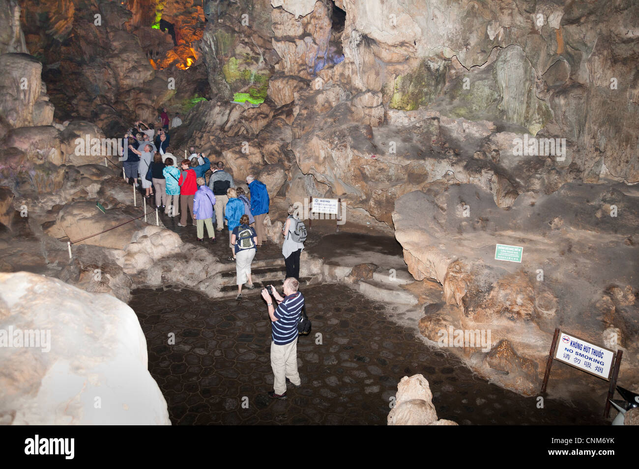 Touristen in Dong Thien Cung Höhle, Dau Go Insel, Halong Bucht, Vietnam Stockfoto