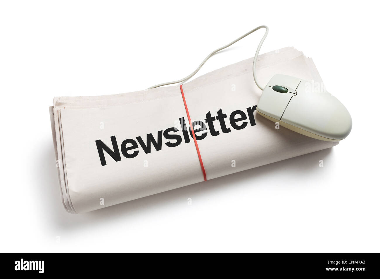 Newsletter und Computer-Maus mit weißem Hintergrund Stockfoto