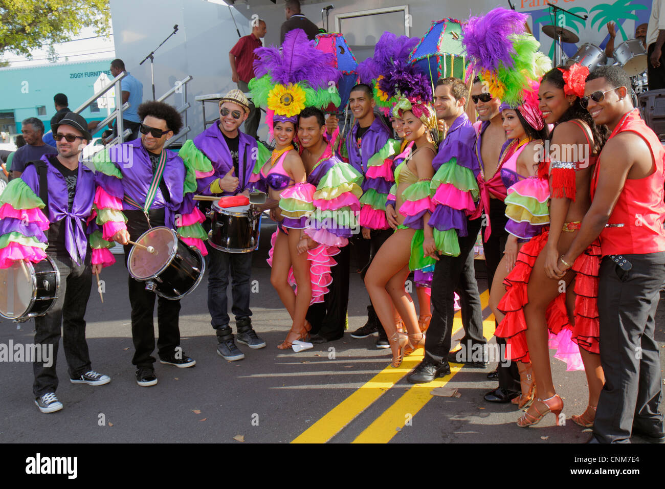 Miami Florida, Little Haiti, Caribbean Market Place Karneval, Marktplatz, Gemeinschaft Mango's Tropical Cafe Tänzer, Schwarzafrikaner, hispanische Männer Stockfoto