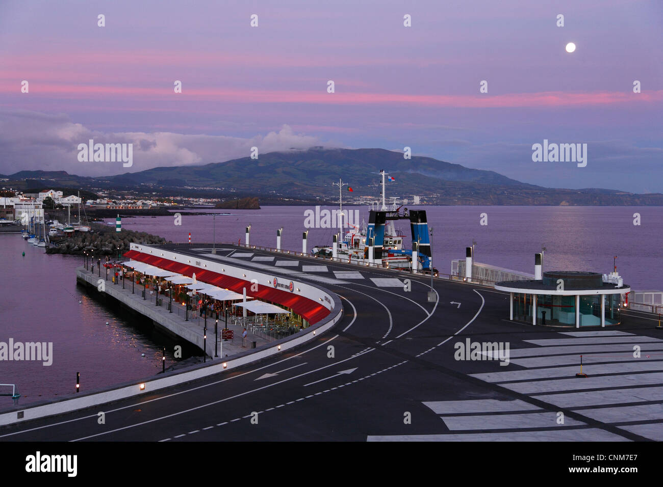 Die Portas do in der Abenddämmerung Komplex Mar. Ponta Delgada, Insel Sao Miguel, Azoren. Stockfoto