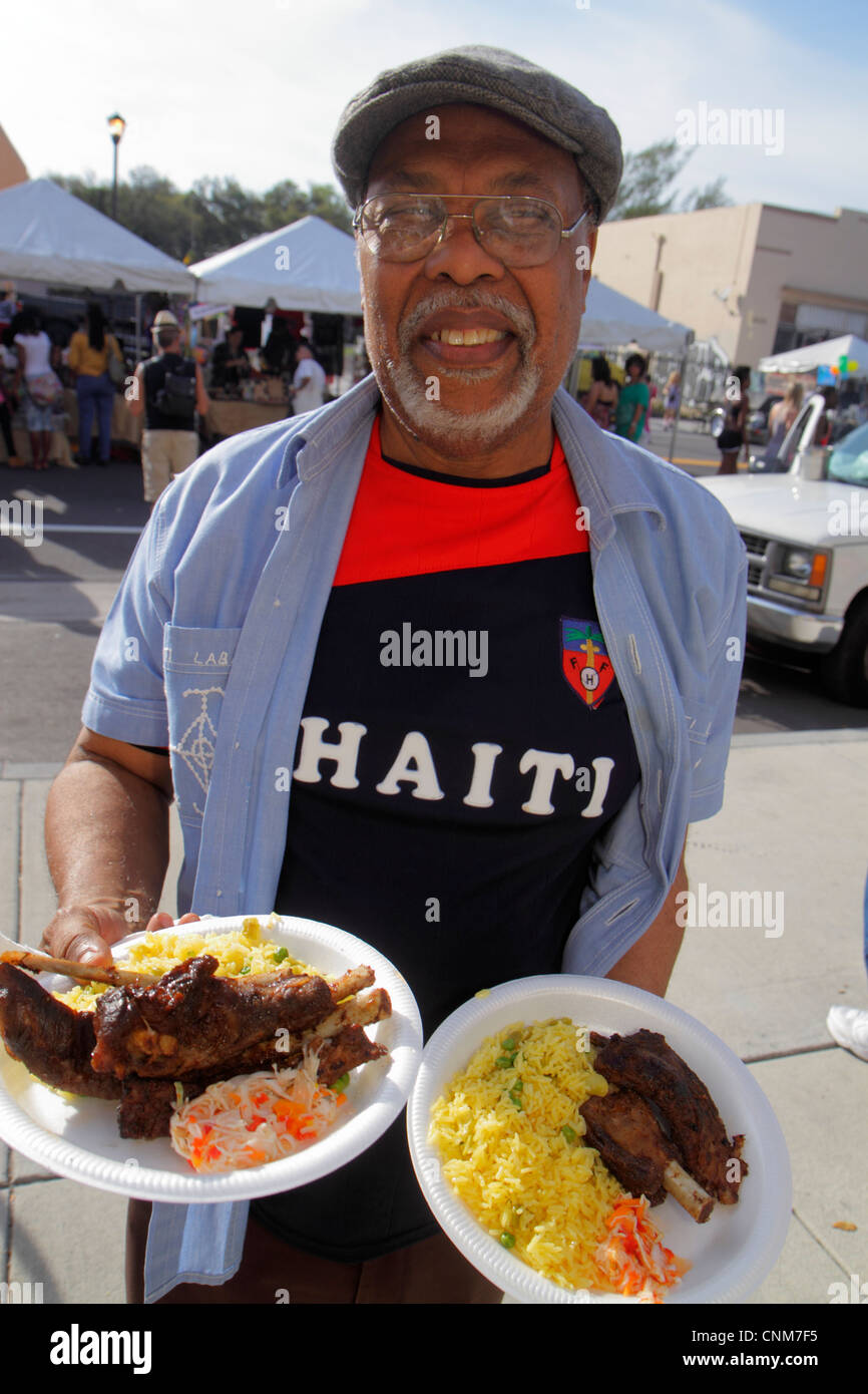 Miami Florida, Little Haiti, Caribbean Market Place Carnival, Marktplatz, Gemeinschaft Schwarze Männer männliche Erwachsene Erwachsene, Teller, Gericht, gegrilltes Rindfleisch, Garnelen, Garnelen, Stockfoto