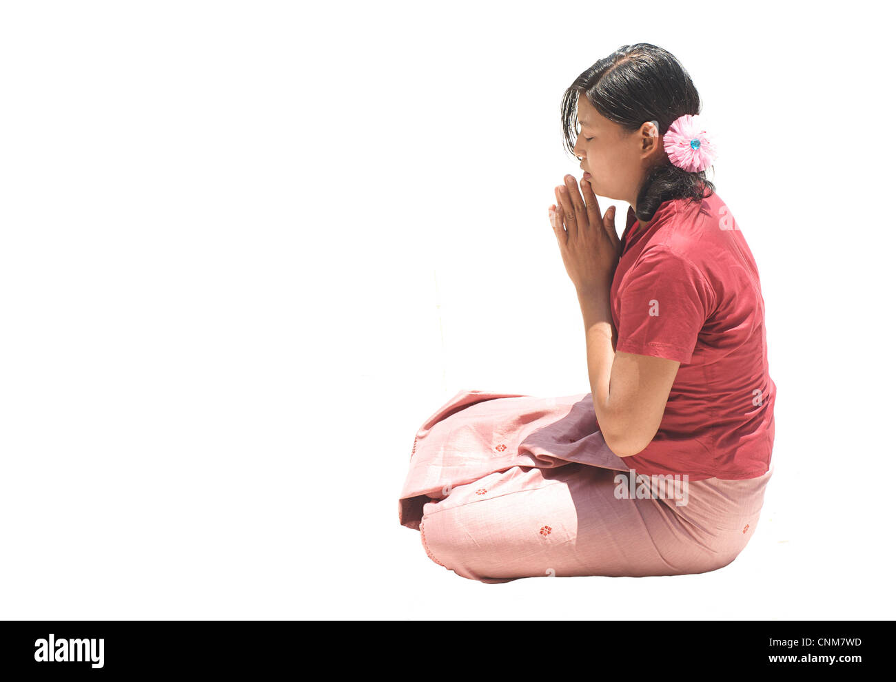 Buddhistischen burmesischen Frau an der Shwedagon-Pagode, Rangoon, Birma beten. Myanmar Cutaway. Weißem Hintergrund Stockfoto
