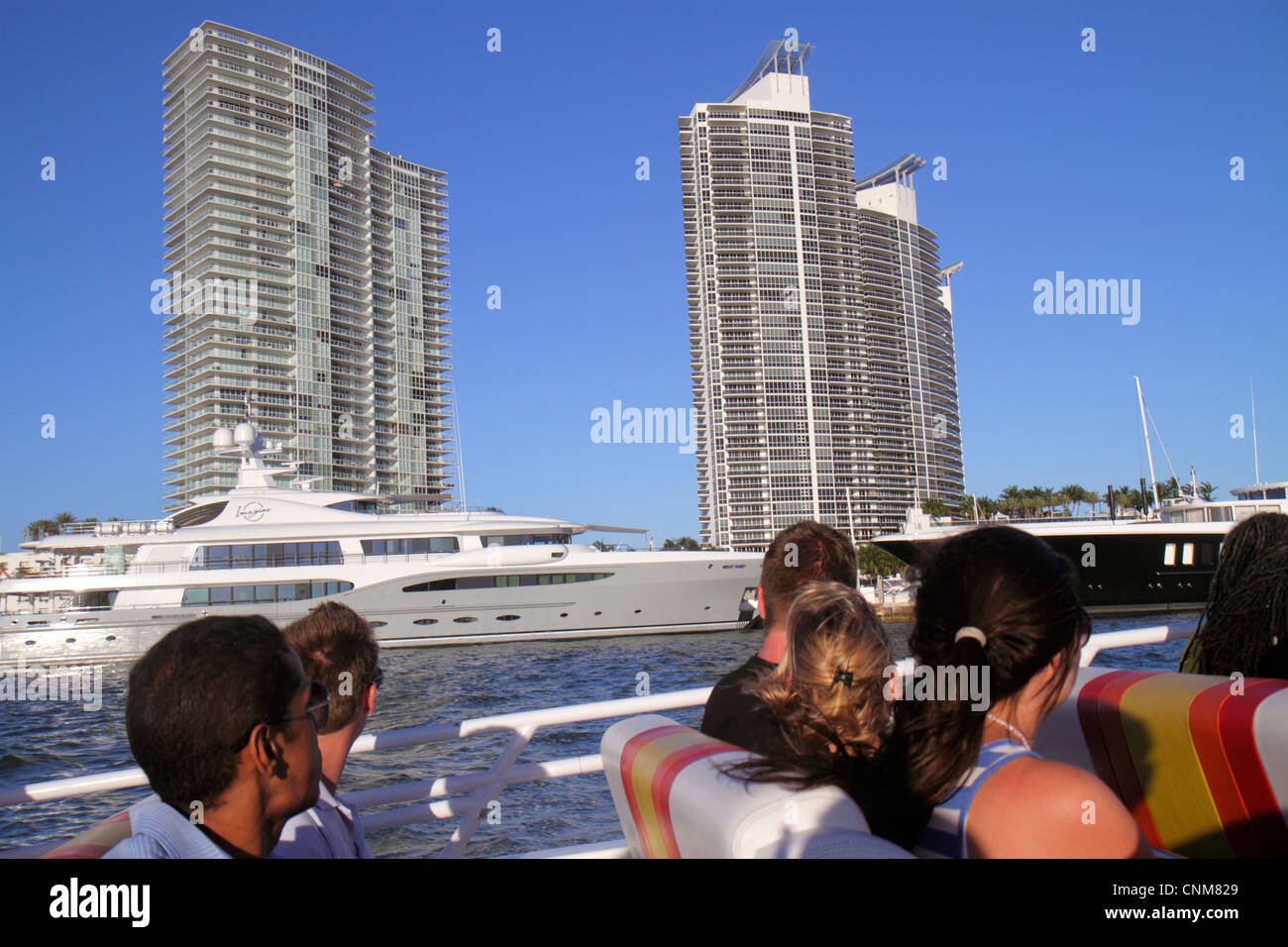 Miami Beach Florida, Biscayne Bay Water, Thriller Speedboat Tour, Passagiere Reiter, Hochhaus, Wohngebäude, City Skyline Cityscap Stockfoto