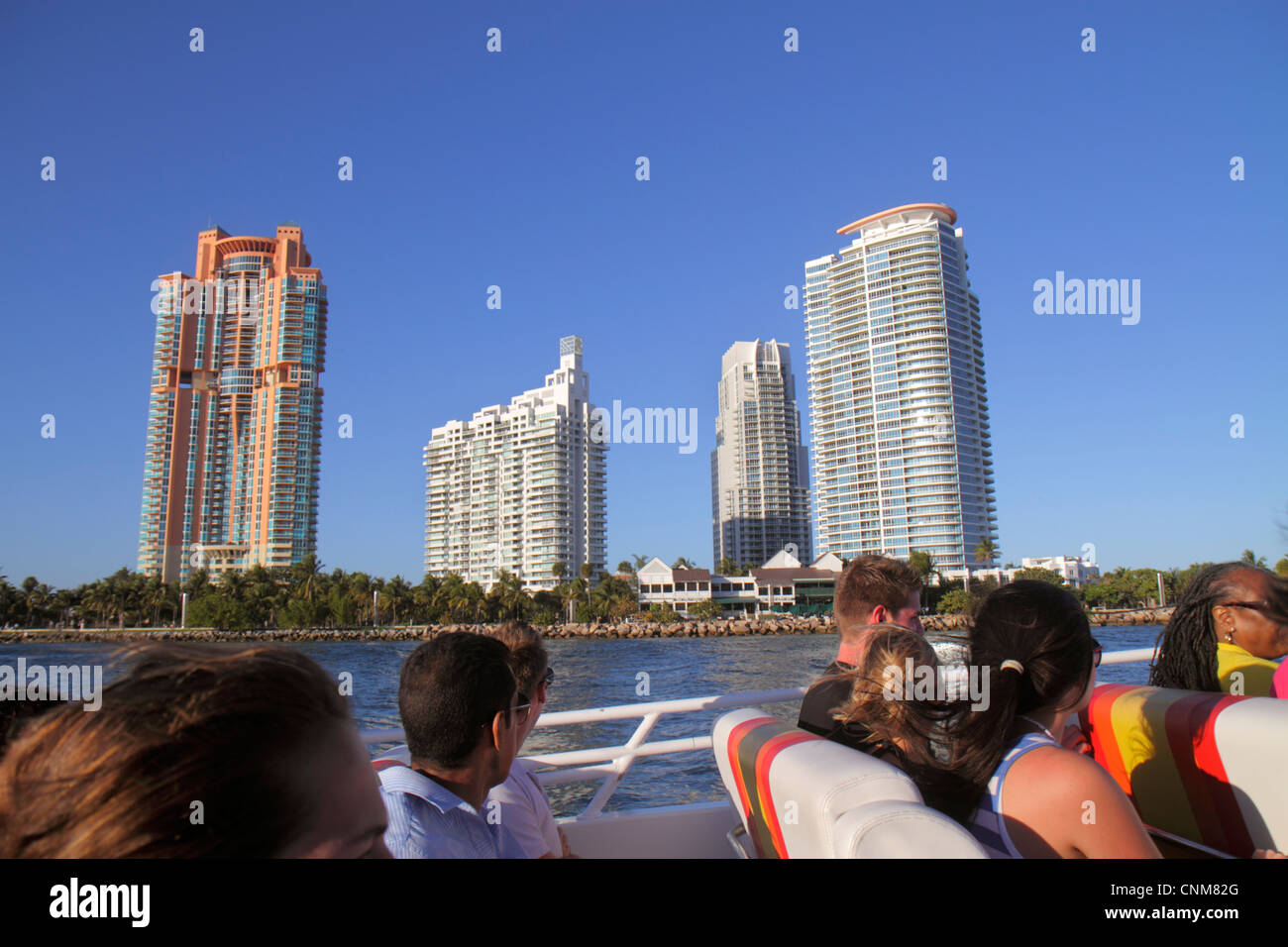 Miami Beach Florida, Biscayne Bay, Thriller Speedboat Tour, Passagiere Reiter, Government Cut, South Pointe Park, Point, Hochhaus, Eigentumswohnung Stockfoto