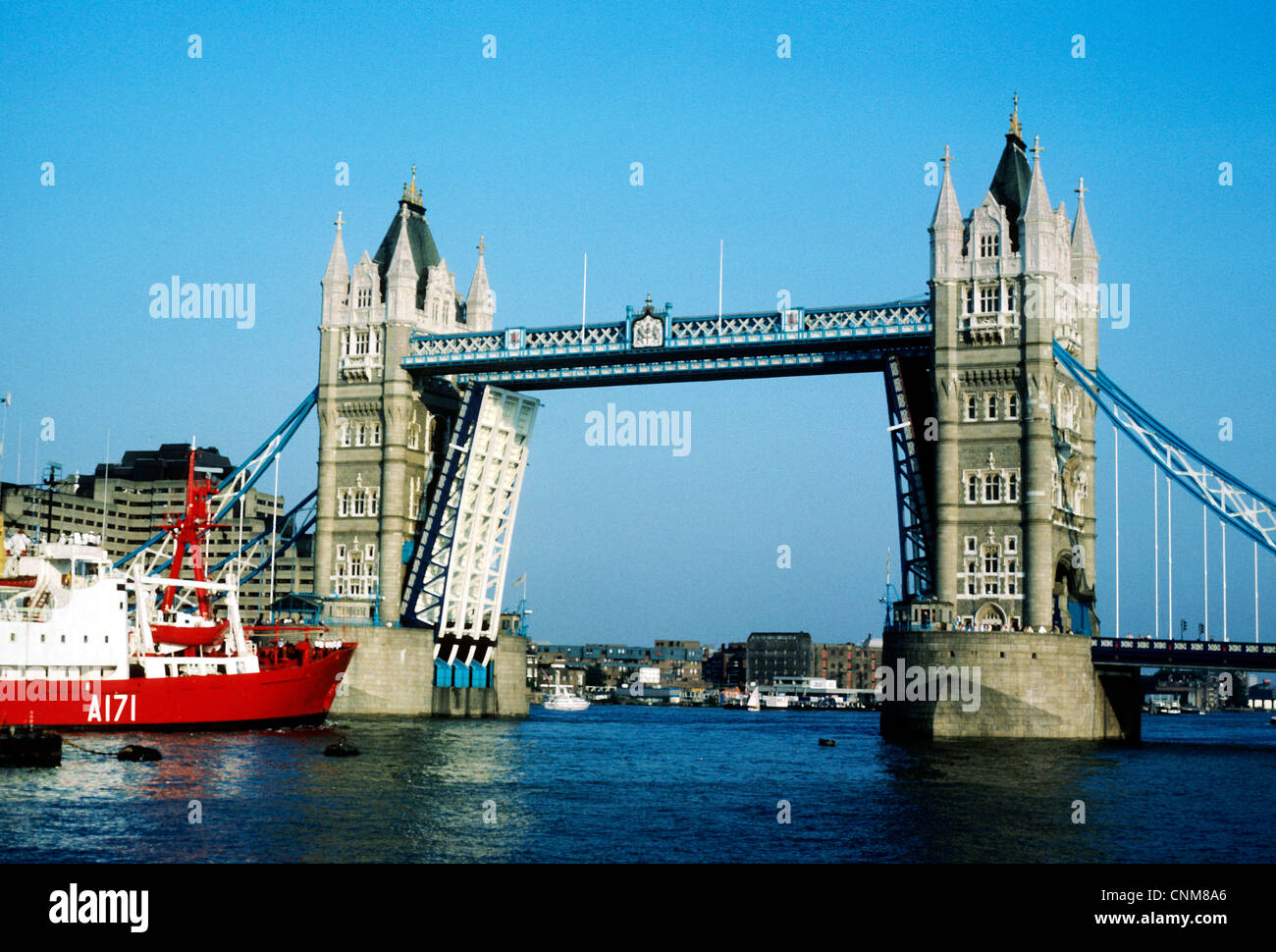 Tower BridgeLondon, hob offenen Fluss Themse Brücken English England UK großes Boot Schiff