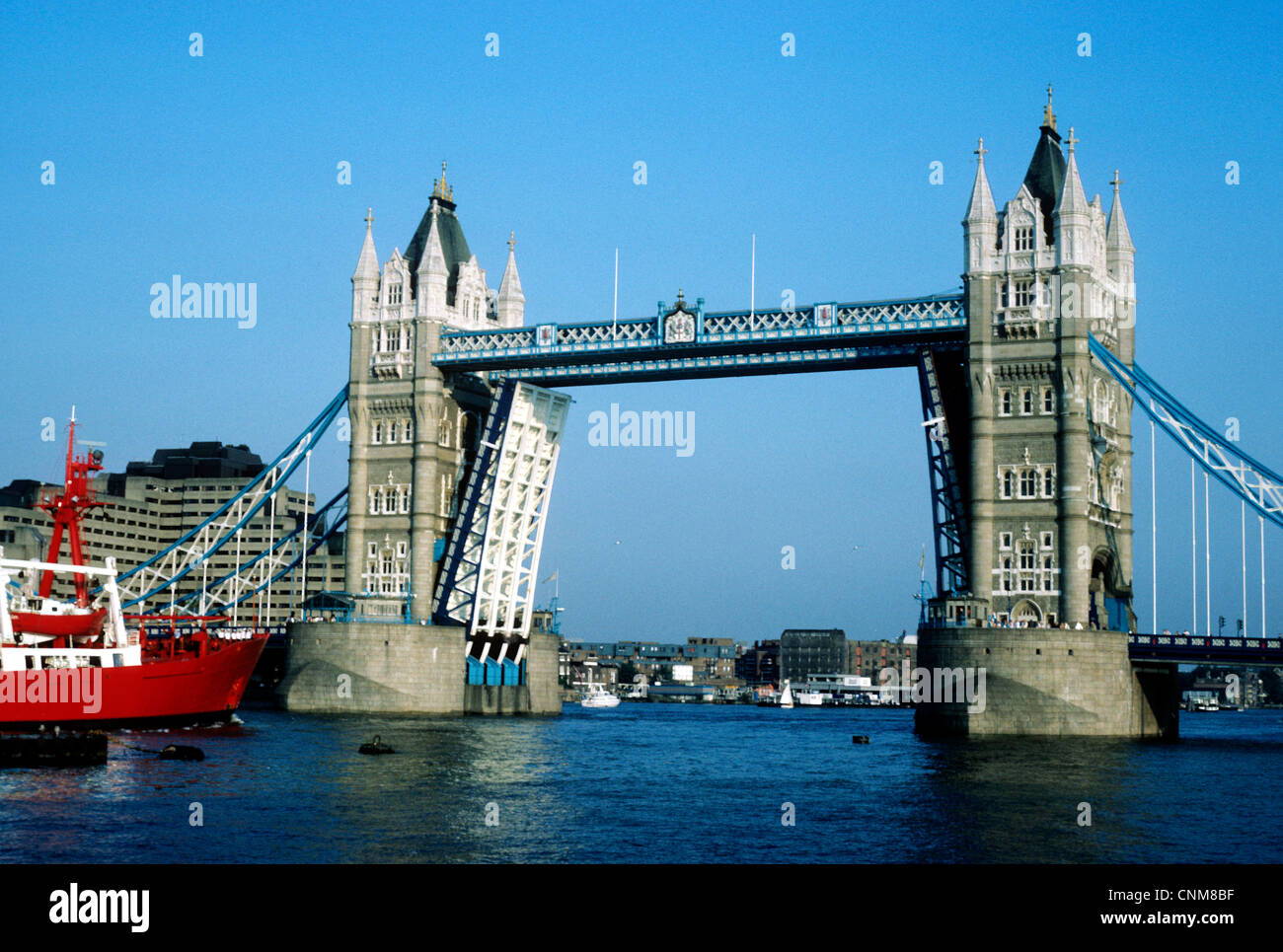 Tower Bridge-London, hob offenen Fluss Themse Brücken English England UK großes Boot Schiff Unterquerung Flüsse Stockfoto