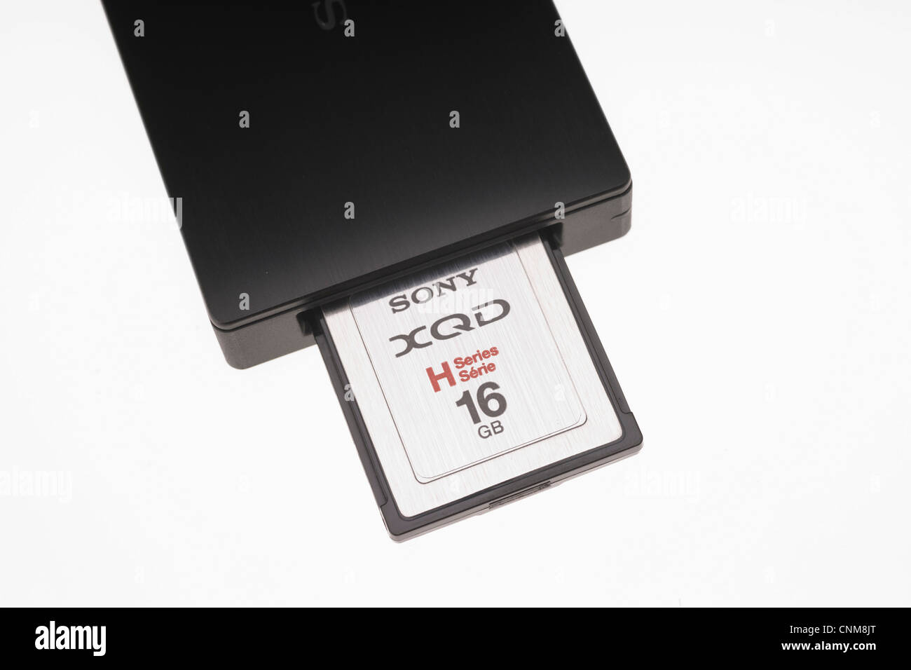 Fotoausrüstung - Sony XQD Speicherkarte. Mit 3 USB-Reader. Stockfoto