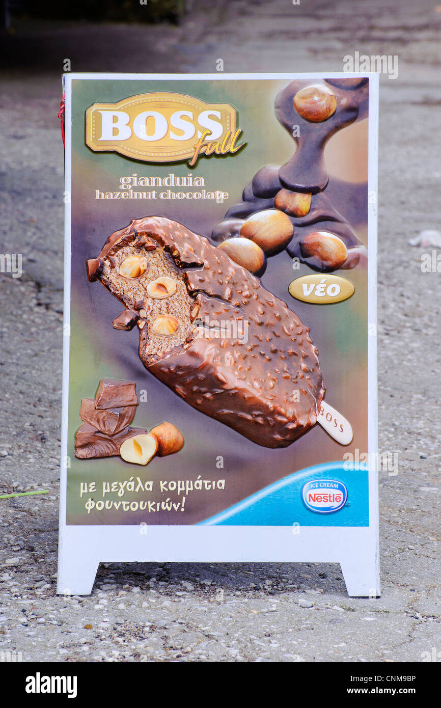 Griechischen stehende Zeichen Werbung Nestle Eis am Stiel. Stockfoto