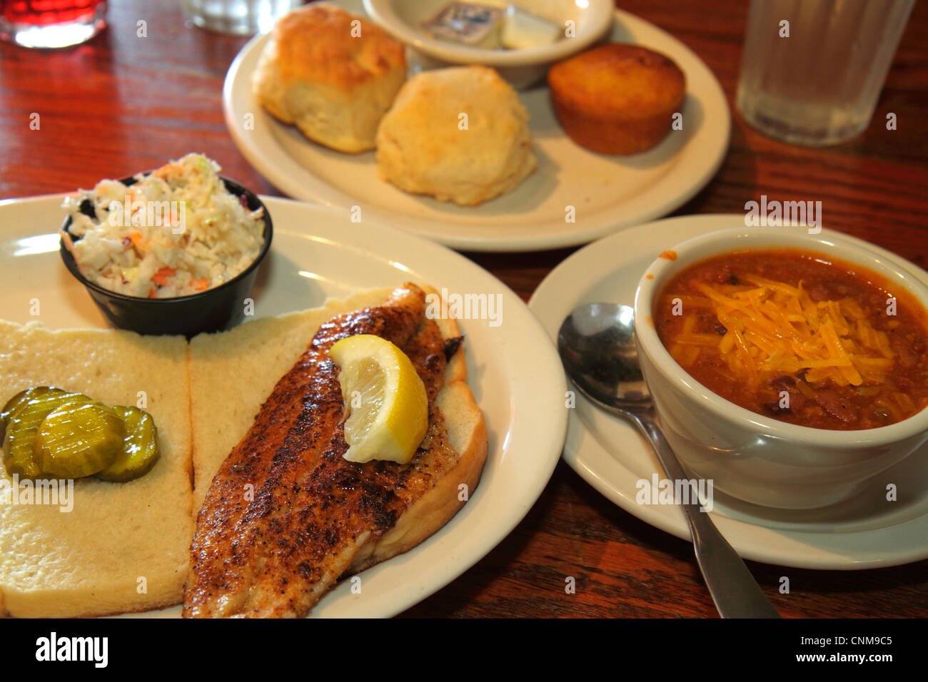 Fort Ft. Lauderdale Florida, Cracker Barrel, Restaurant Restaurants Essen Essen Essen Essen gehen Cafe Cafés Bistro, Teller, Essen, Mittagessen, Fisch, gegrillte Tilapia, Chil Stockfoto