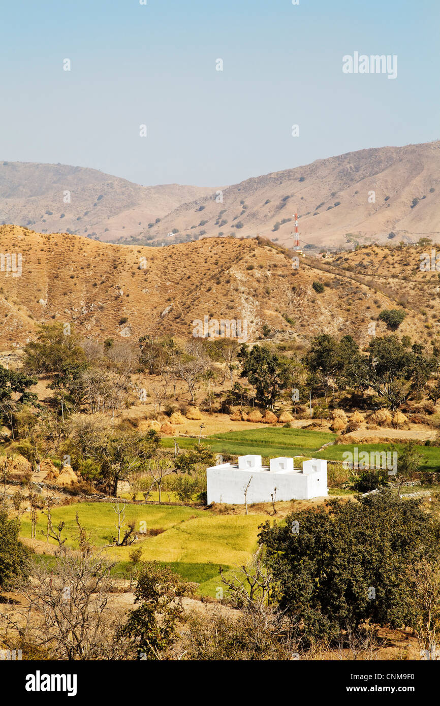 Vertikale Ackerland Muster von ländlichen Rajasthan in der Nähe von Kumbhalgarth Indien mit weißen Bauernhaus, fernen Hügel und blauer Himmel Stockfoto