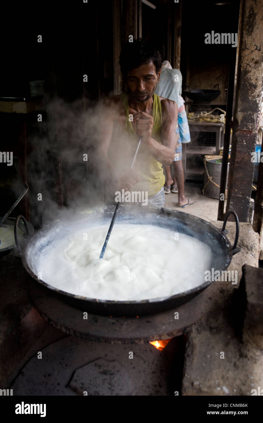 Straße Joghurt Maker rühren Milch, Indien, Asien Stockfoto