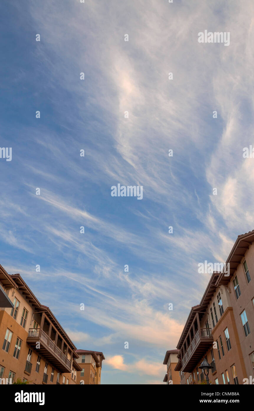 Teilweise bewölkter Himmel zwischen zwei Gebäuden. Stockfoto