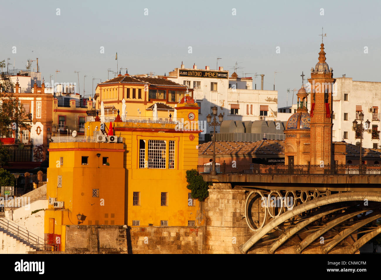 Gebäude am Ufer des Flusses Guadalquivir, Sevilla, Andalusien, Spanien, Europa Stockfoto