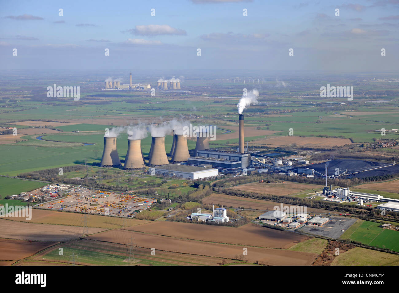 Die Luftaufnahme zeigt zwei Kraftwerke nahe beieinander. Stockfoto