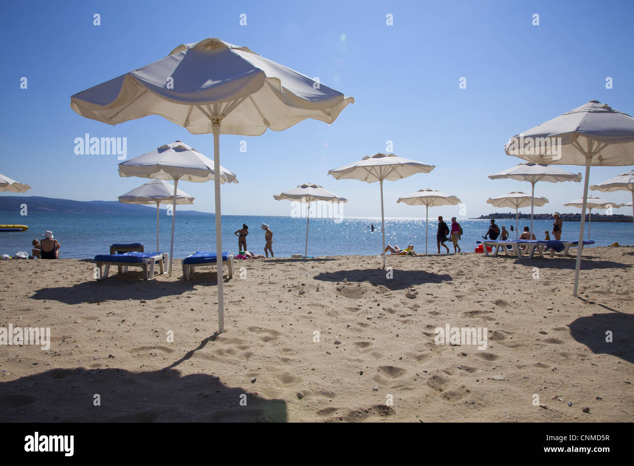 Menschen genießen das Strand und Sonnenschirme, Süden Sonnenstrand, Schwarzmeerküste, Bulgarien, Europa Stockfoto