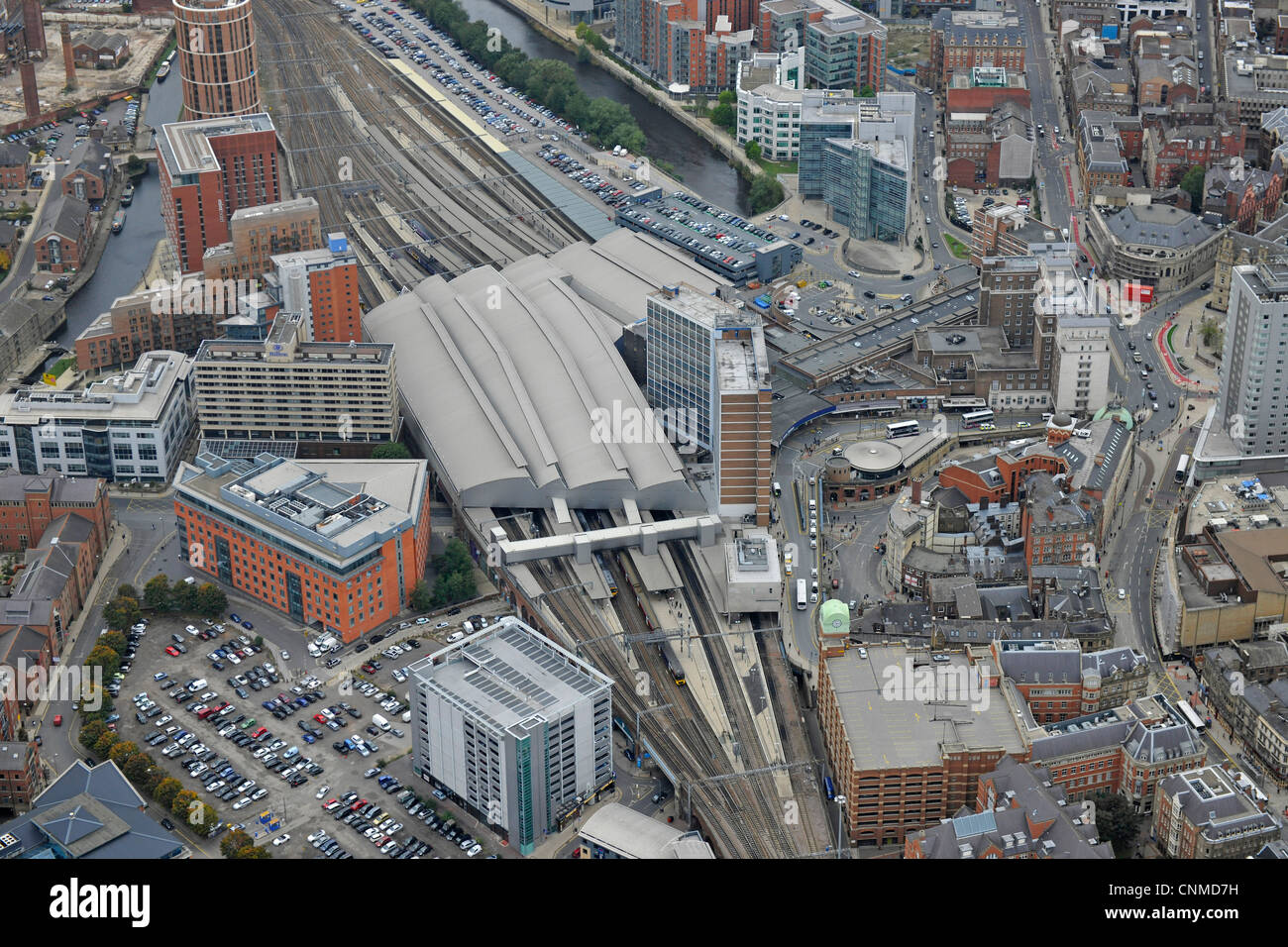 Luftaufnahme zeigt Bahnhof Leeds und der näheren Umgebung. Stockfoto