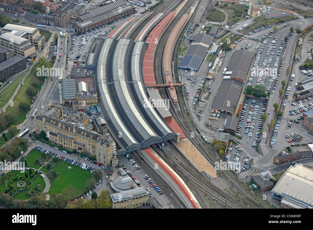Aerial Foto von York City Bahnhof und Umgebung Stockfoto