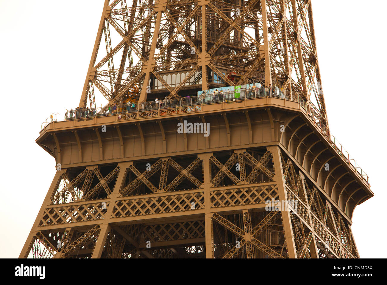 Eiffelturm in Paris mit Touristen bewundern die Aussicht Stockfoto