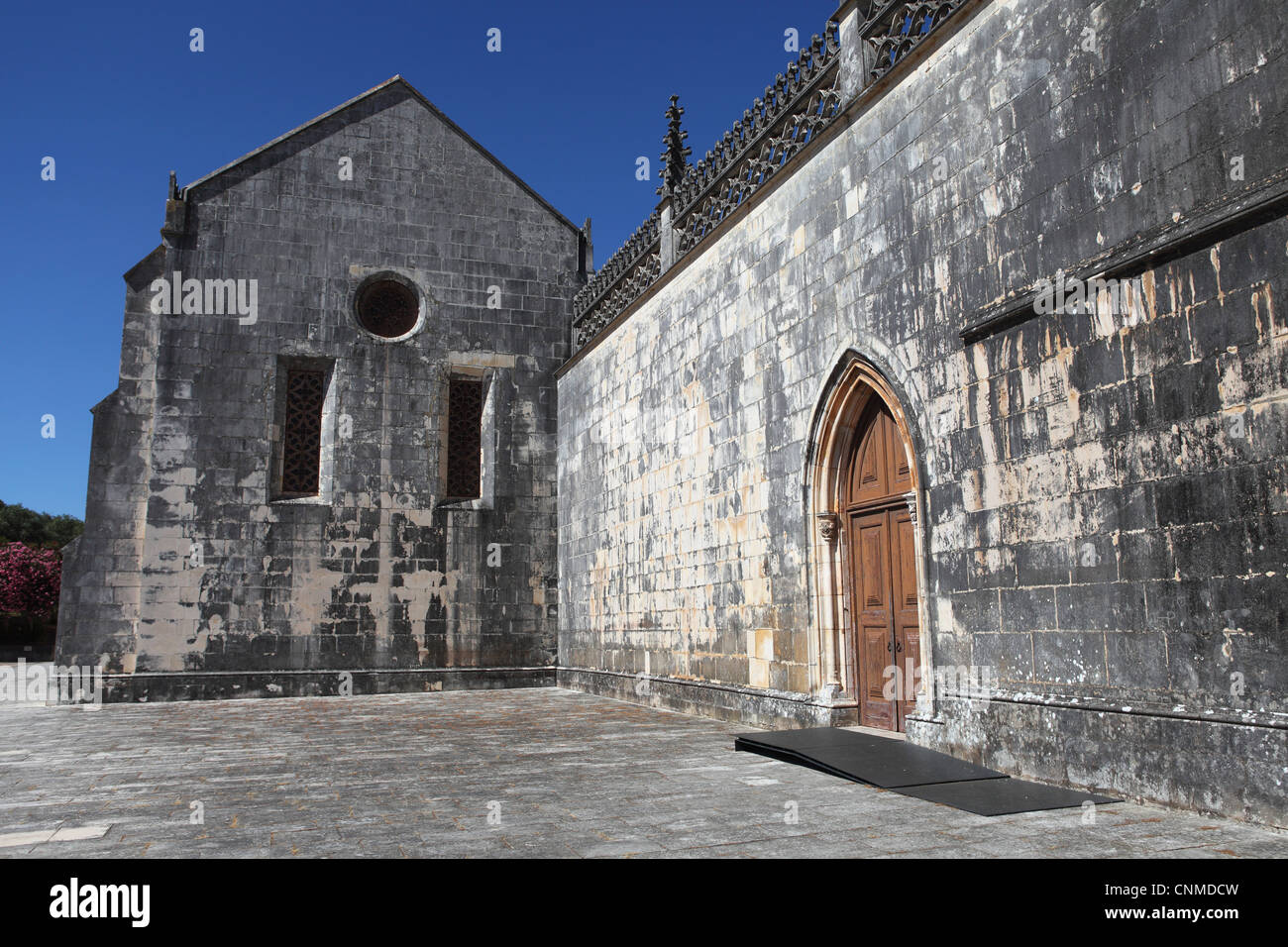 Tür und Wände in Batalha Abtei, Estremadura, Portugal, Europa Stockfoto