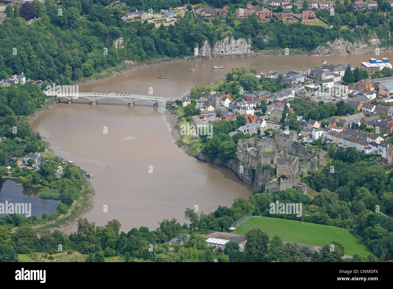 Die Luftaufnahme zeigt Chepstow, Chepstow Castle & Flusses Wye. Stockfoto