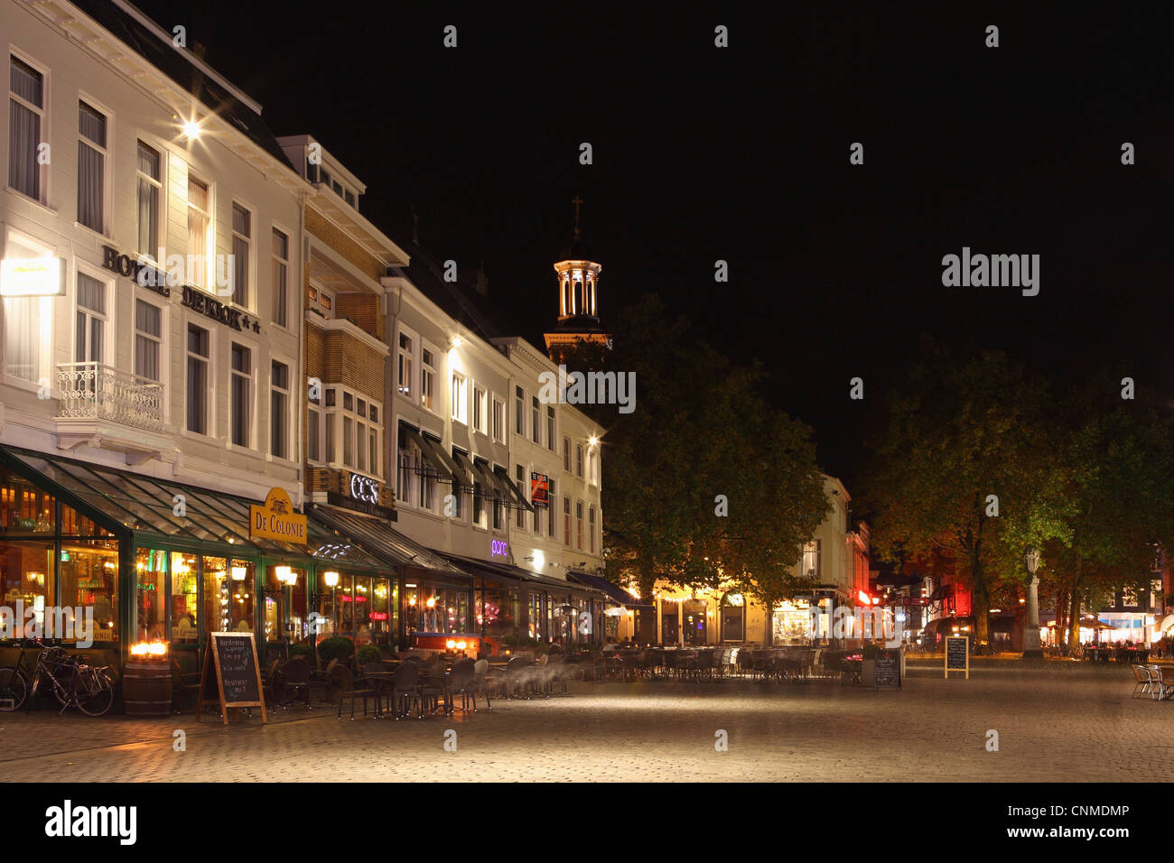 Cafés und Restaurants am Grote Markt (großer Markt) Square bei Nacht, Breda, Noord-Brabant, Niederlande, Europa Stockfoto