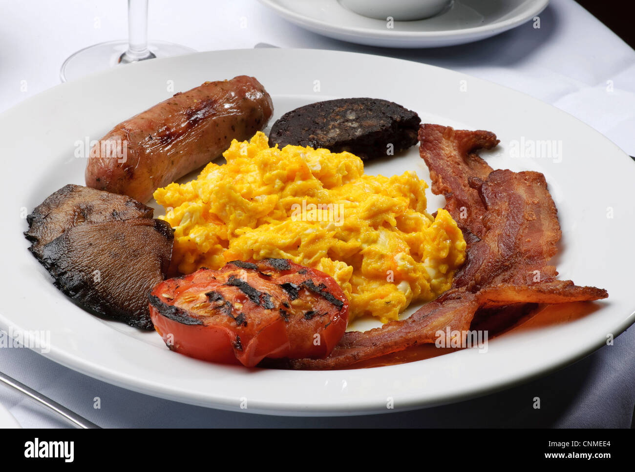 englisches Frühstück Speck und Eiern Fry-up im Restaurant gesund ungesund Stockfoto