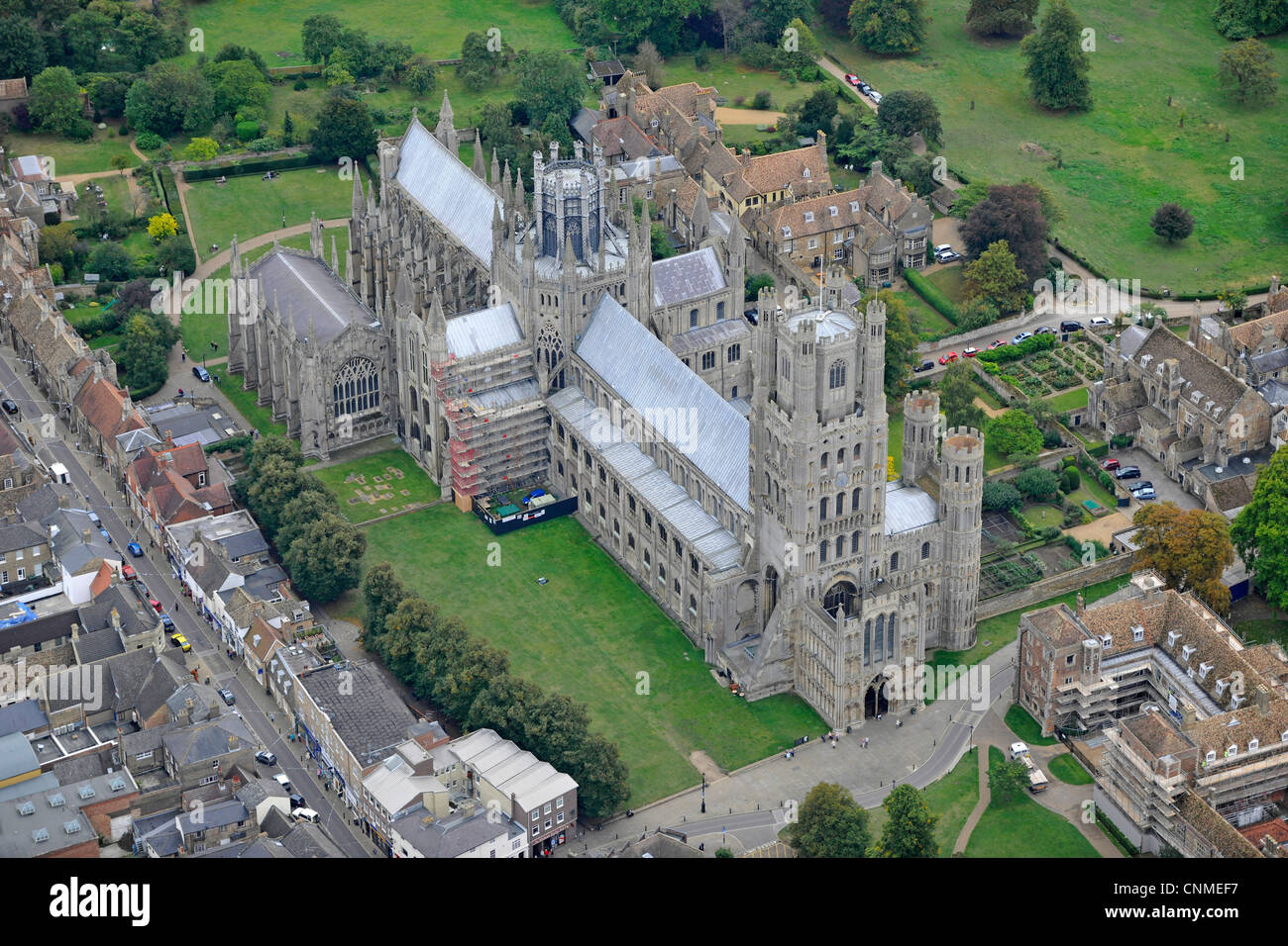 Luftbild der Ely Cathedral und der umgebenden Stadt. Stockfoto