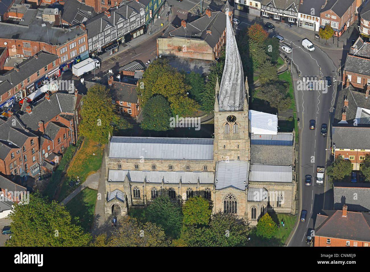 Die Luftaufnahme zeigt die Kirche der Heiligen Maria und allen Heiligen in Chesterfield mit verdrehten Turm. Stockfoto