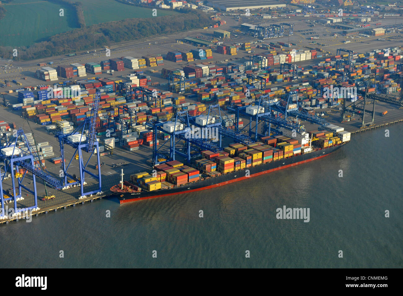 Luftaufnahme zeigt Felixstowe docks mit Schiff im Hafen, Containern und Kränen. Stockfoto