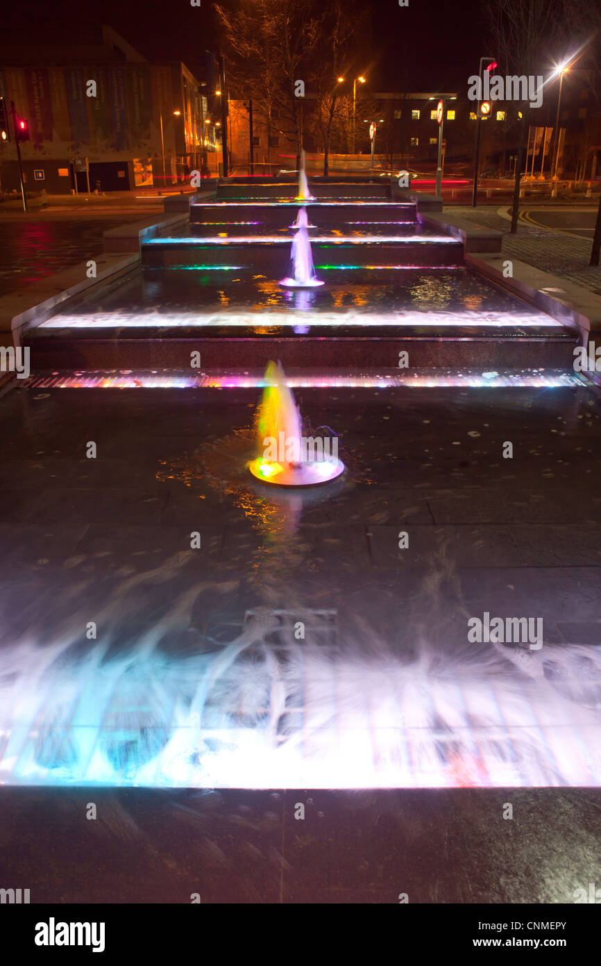 Wasserbrunnen und Funktion in Newport City Center, Wales, Großbritannien. Stockfoto