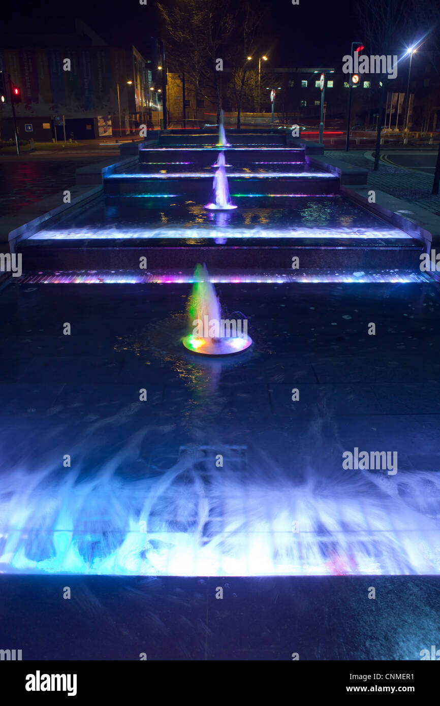 Wasserbrunnen und Funktion in Newport City Center, Wales, Großbritannien. Stockfoto
