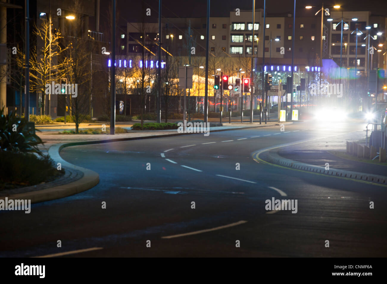 Newport, Wales Stadt Mitte Nacht Zeit Straßenszene mit Schloss Bingo und Opal studentisches Wohnen in den Hintergrund. Stockfoto