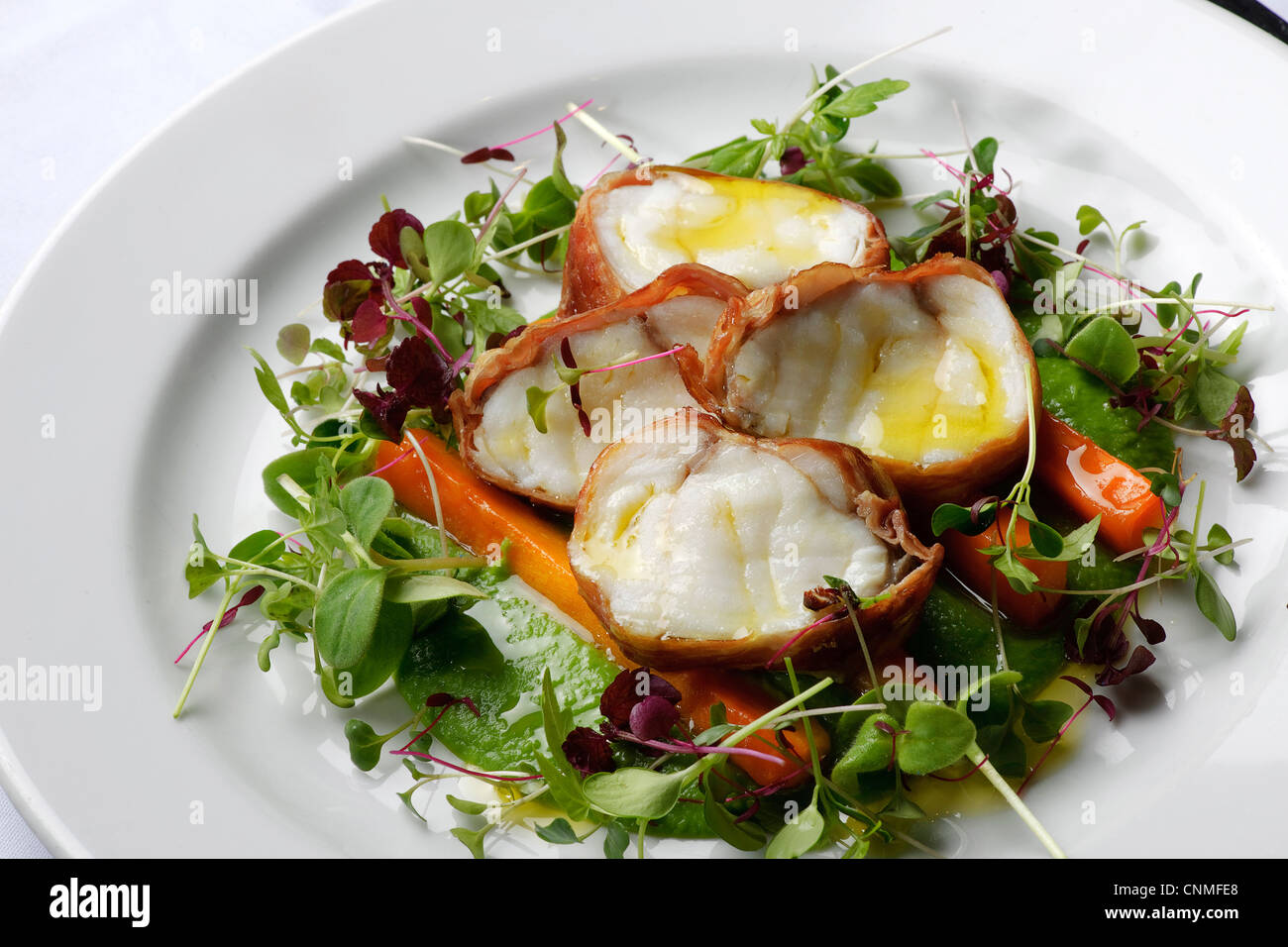 weißen Teller am Tisch im Restaurant des Fischsalat Stockfoto